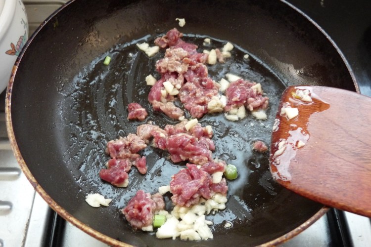 甜椒牛肉炒饭步骤2