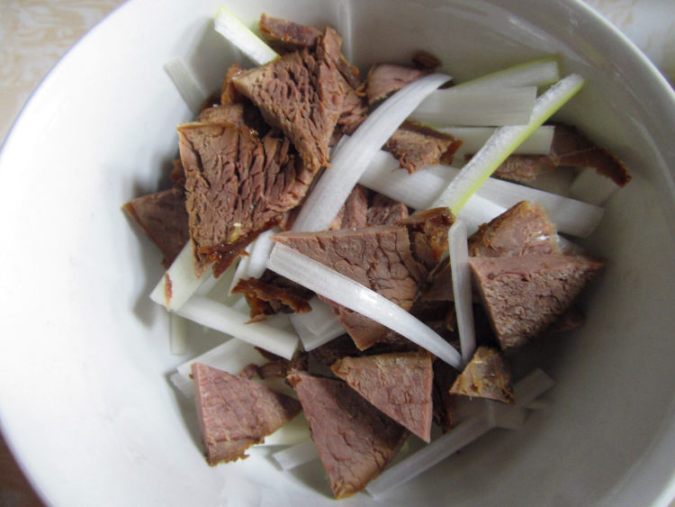 葱丝拌牛肉步骤5