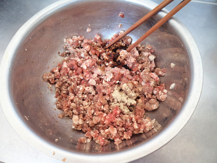 牛肉洋葱胡萝卜馅饼步骤2