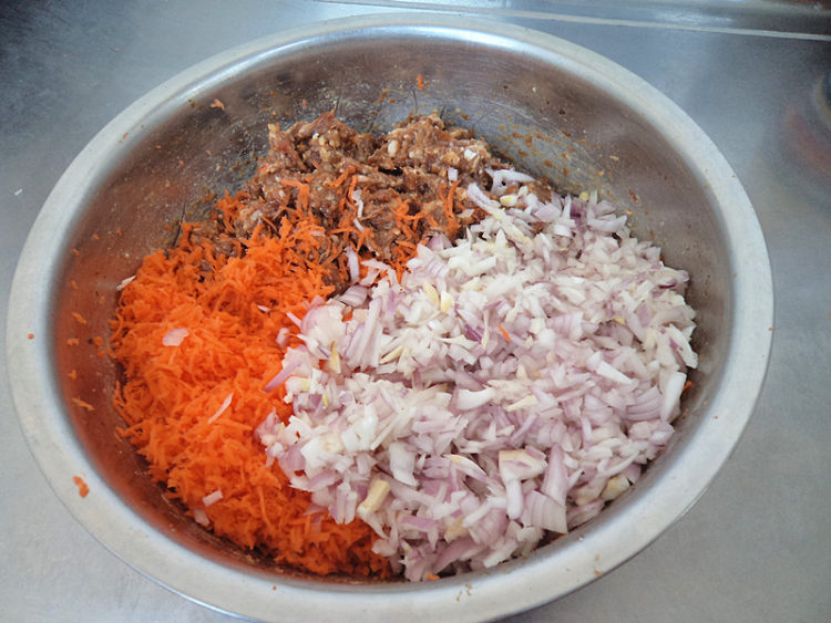 牛肉洋葱胡萝卜馅饼步骤4