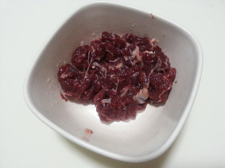 泡椒西芹炒牛肉步骤2