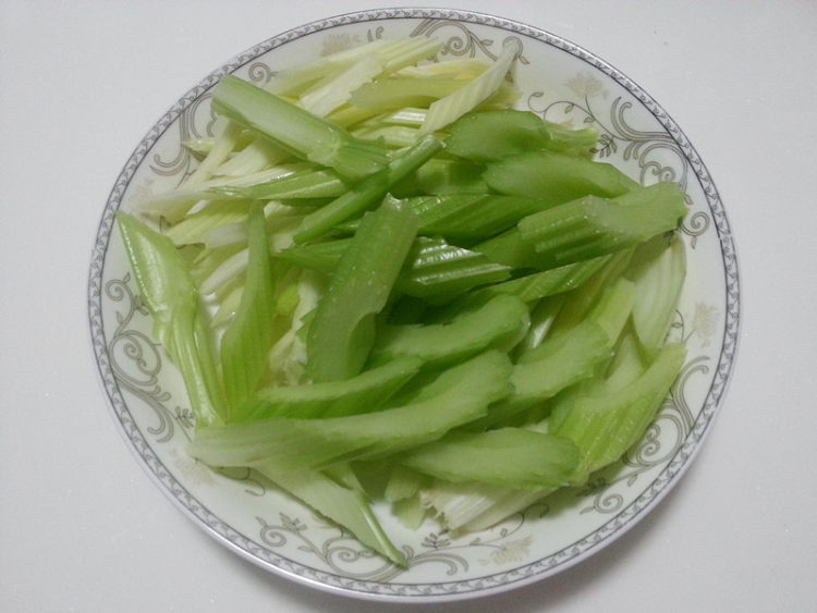 泡椒西芹炒牛肉步骤1
