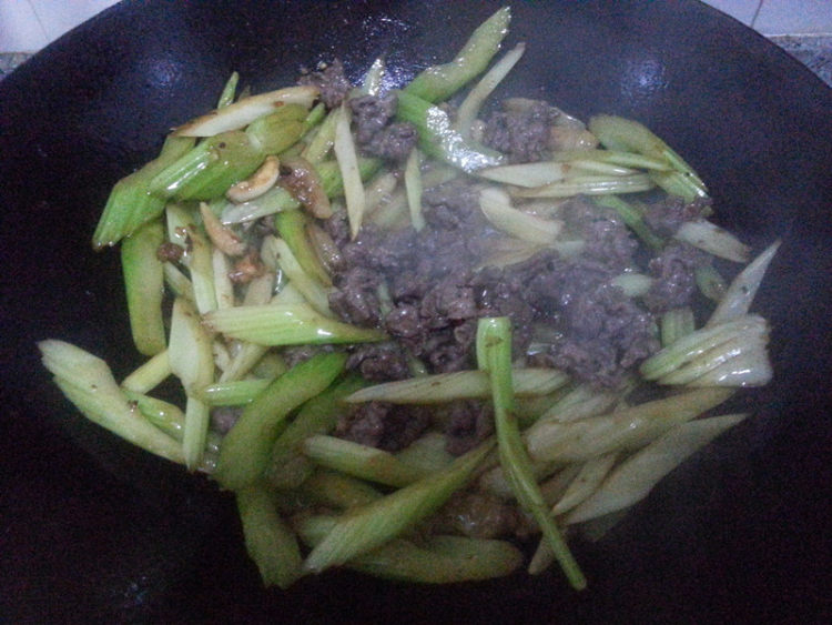 泡椒西芹炒牛肉步骤7