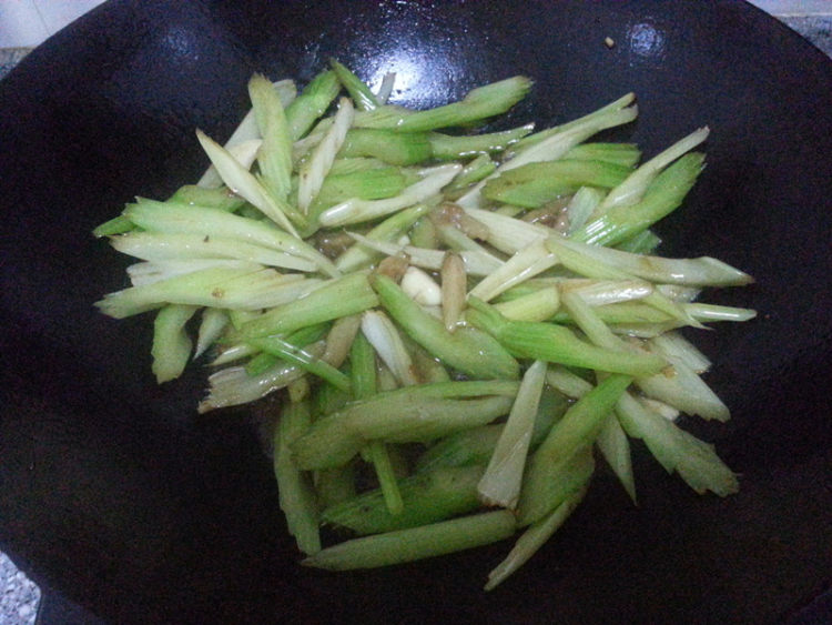 泡椒西芹炒牛肉步骤6