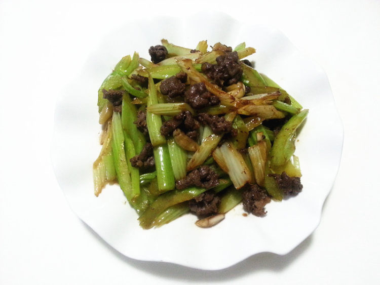 泡椒西芹炒牛肉步骤8