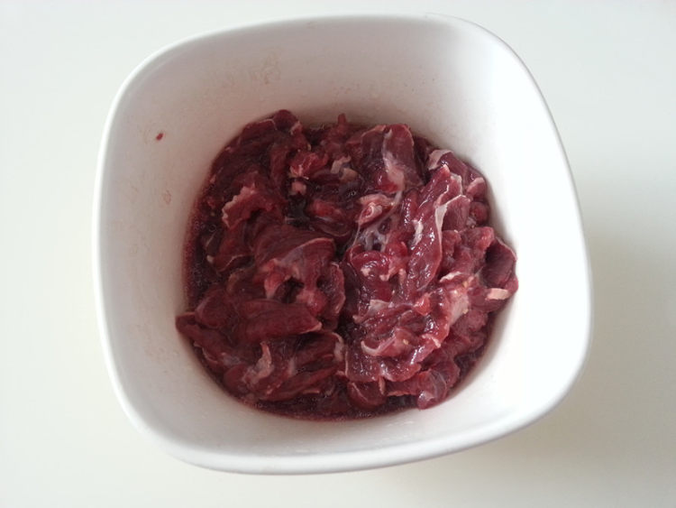 蒜苗炒牛肉步骤2