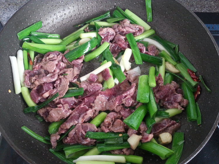 蒜苗炒牛肉步骤5
