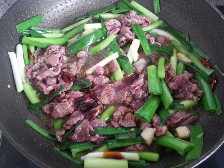 蒜苗炒牛肉步骤6
