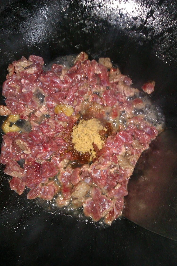 胡萝卜菠萝牛肉步骤4