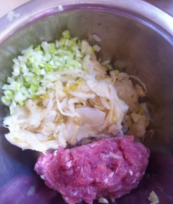 酸菜牛肉包子步骤2
