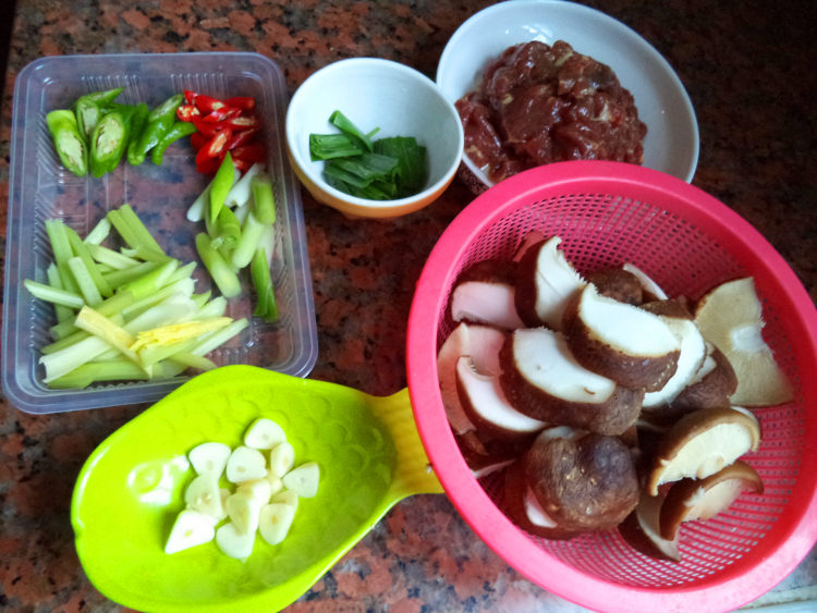 鲜冬菇炒牛肉步骤1
