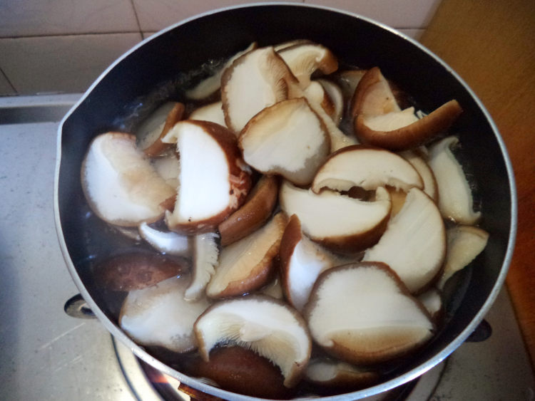 鲜冬菇炒牛肉步骤3