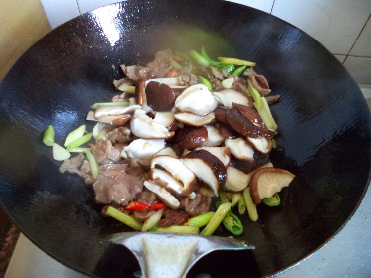 鲜冬菇炒牛肉步骤6