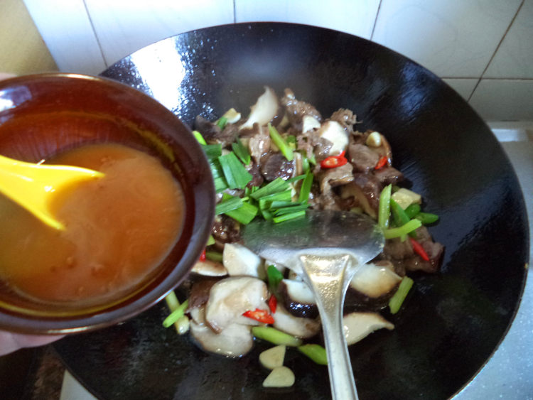 鲜冬菇炒牛肉步骤7