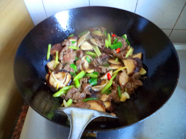 鲜冬菇炒牛肉步骤8