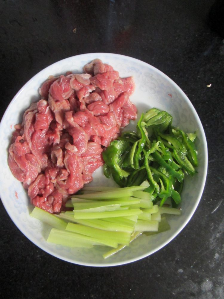 辣煸牛肉丝步骤1
