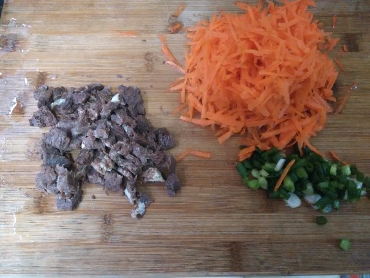 胡萝卜牛肉炒饭步骤2