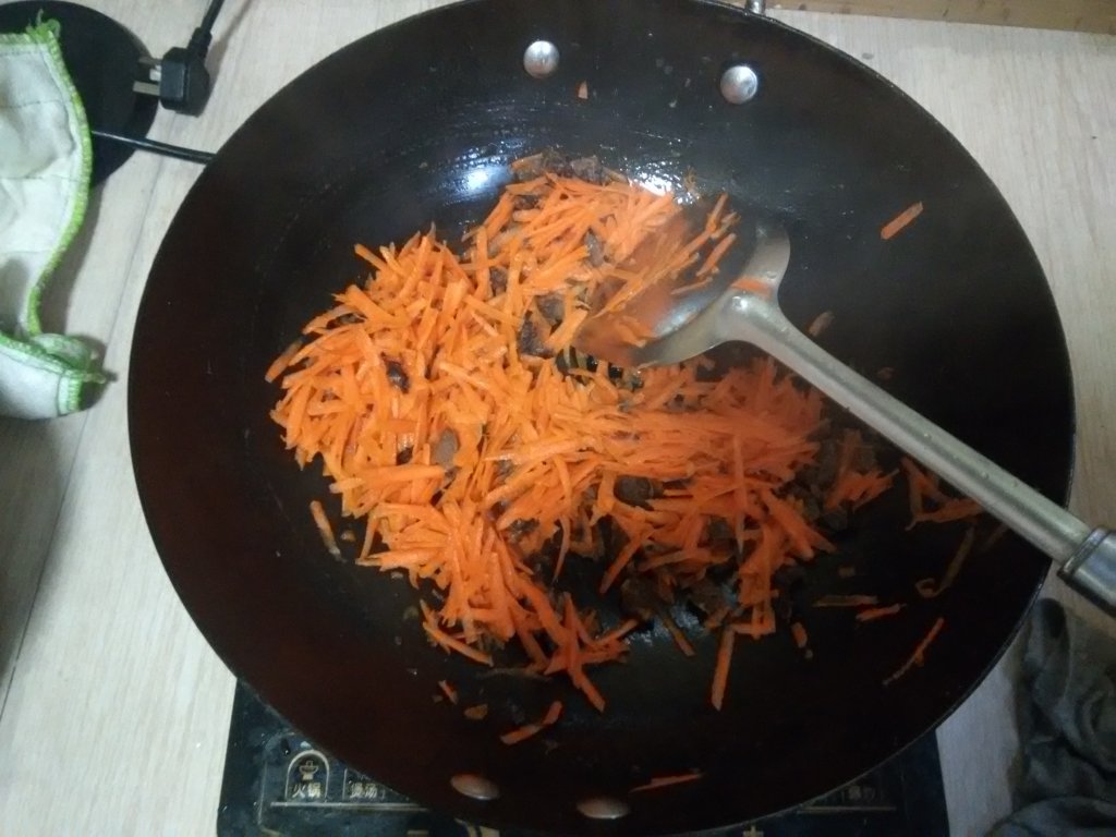 胡萝卜牛肉炒饭步骤5