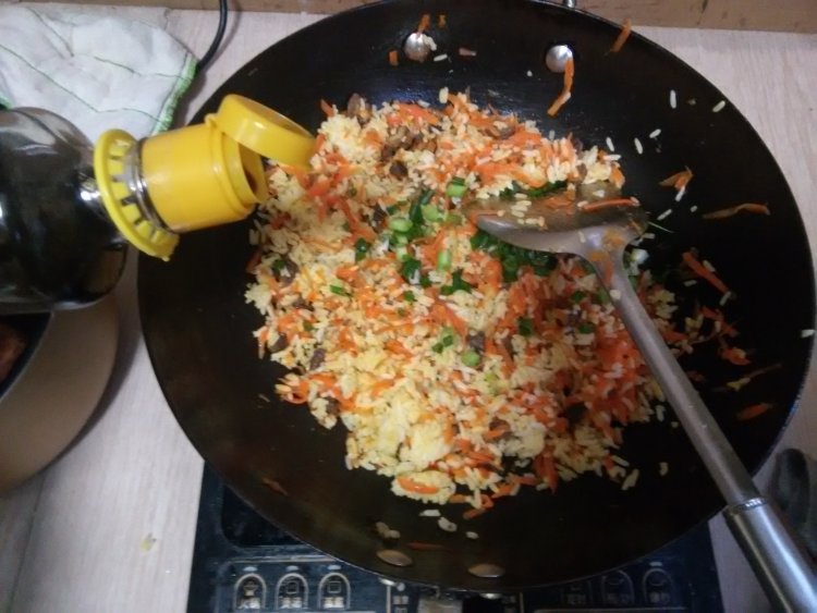 胡萝卜牛肉炒饭步骤9