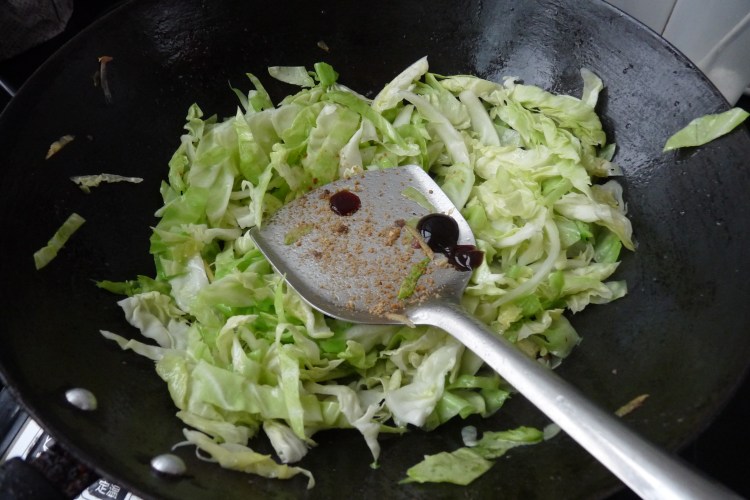 包菜丝炒牛肉步骤5