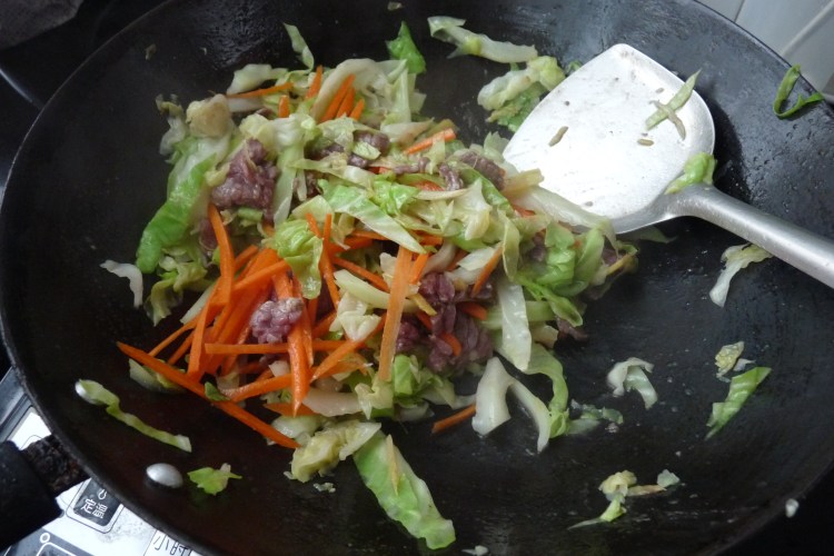 包菜丝炒牛肉步骤7