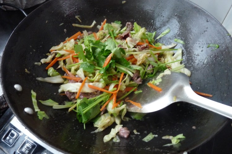 包菜丝炒牛肉步骤8