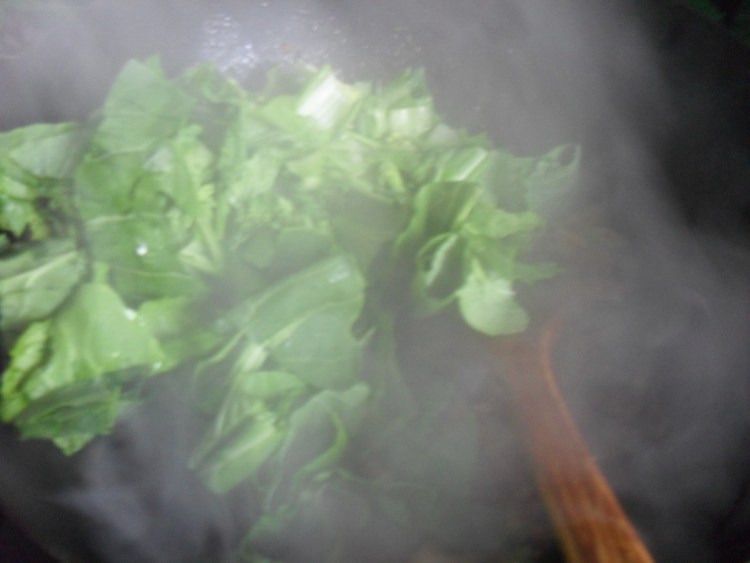 油菜豆芽炒米粉步骤7