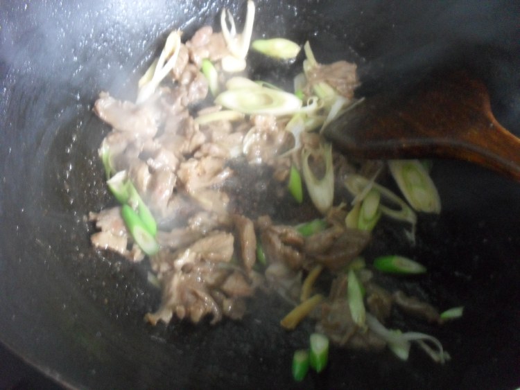 油菜豆芽炒米粉步骤5