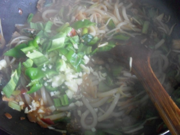 油菜豆芽炒米粉步骤10