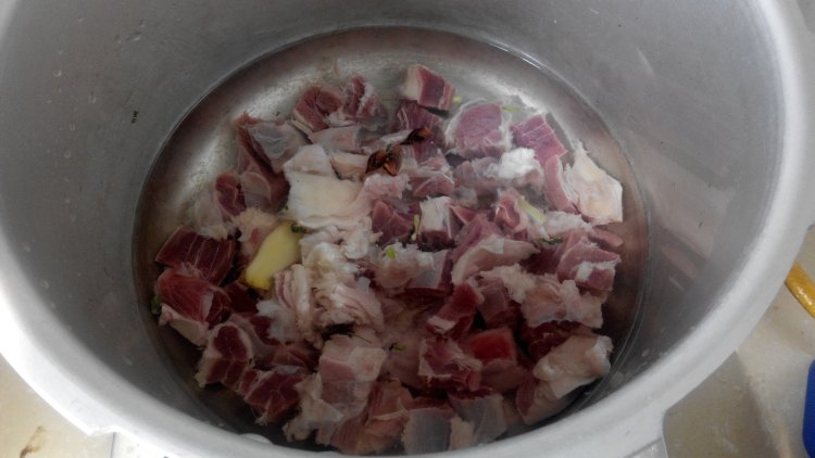土豆酱牛肉步骤2