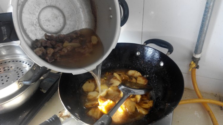 土豆酱牛肉步骤8