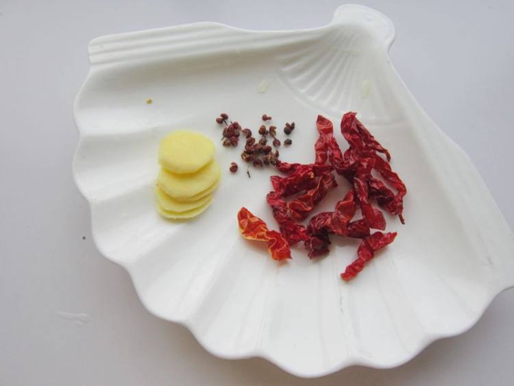 胡萝卜干豇豆炖牛肉步骤3