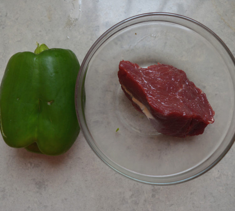 牛肉炒灯笼椒步骤1