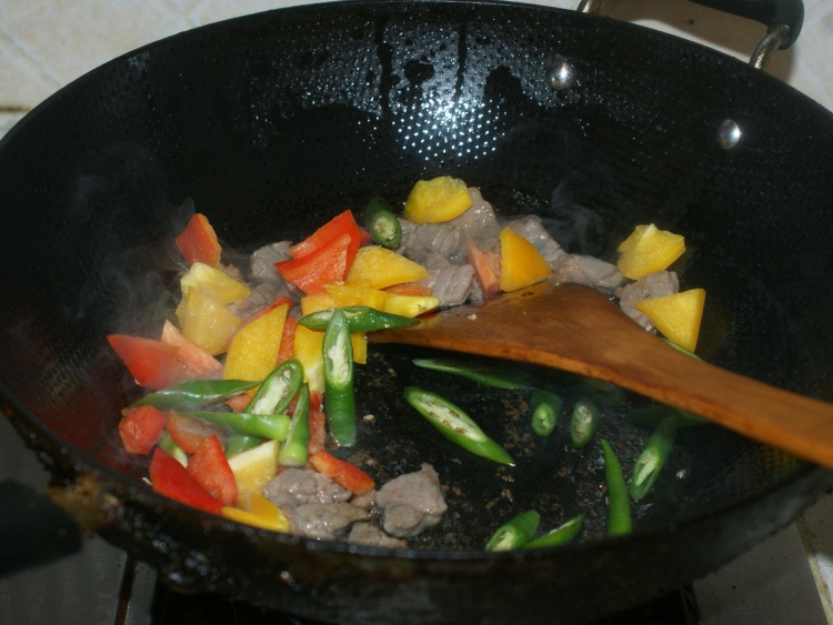 彩椒炒牛肉粒步骤3