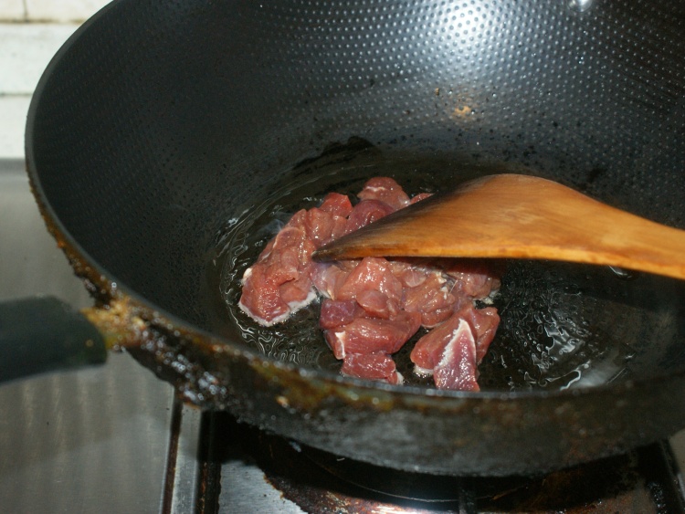彩椒炒牛肉粒步骤2