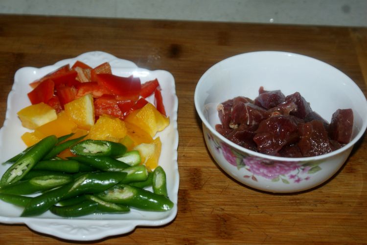 彩椒炒牛肉粒步骤1