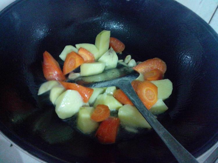 萝卜土豆烧牛肉步骤6