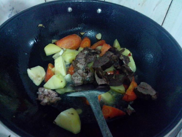 萝卜土豆烧牛肉步骤7