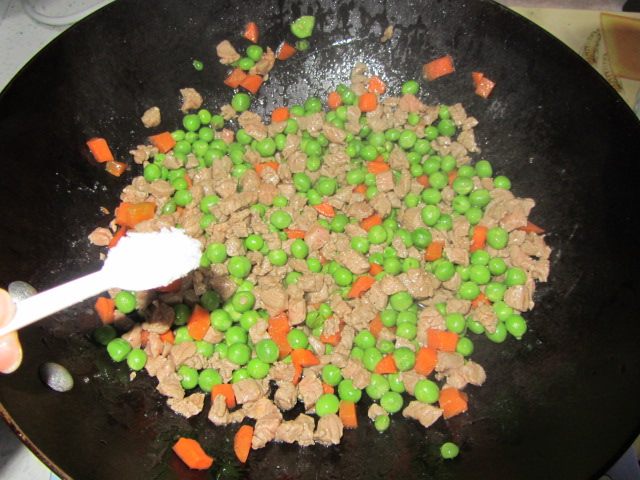 豌豆炒牛肉丁步骤11