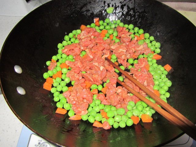 豌豆炒牛肉丁步骤10