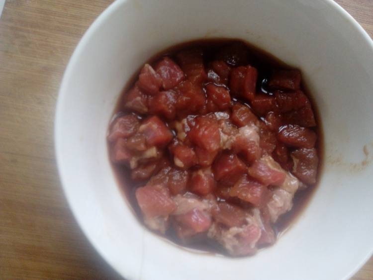 香辣牛肉粒面步骤1