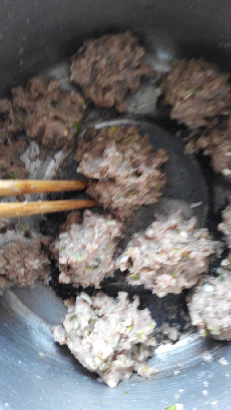 牛肉丸子炖黄花菜步骤2