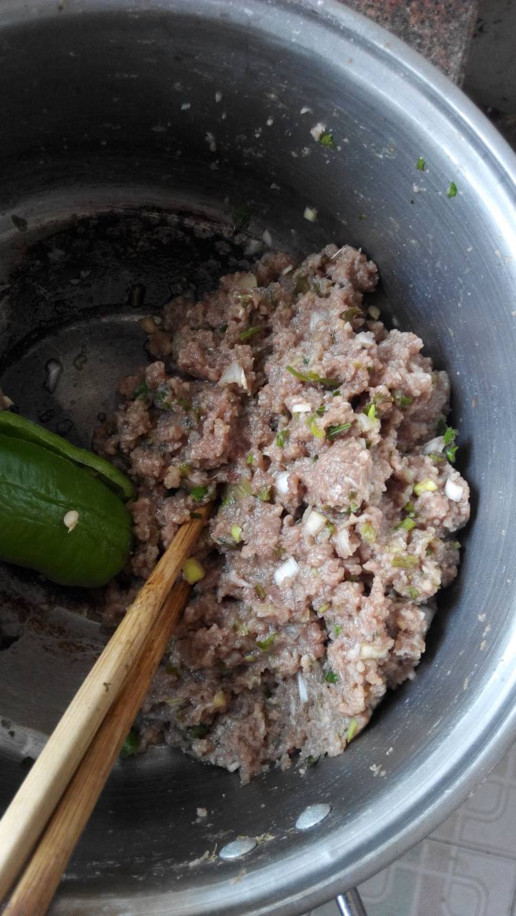 牛肉丸子炖黄花菜步骤1