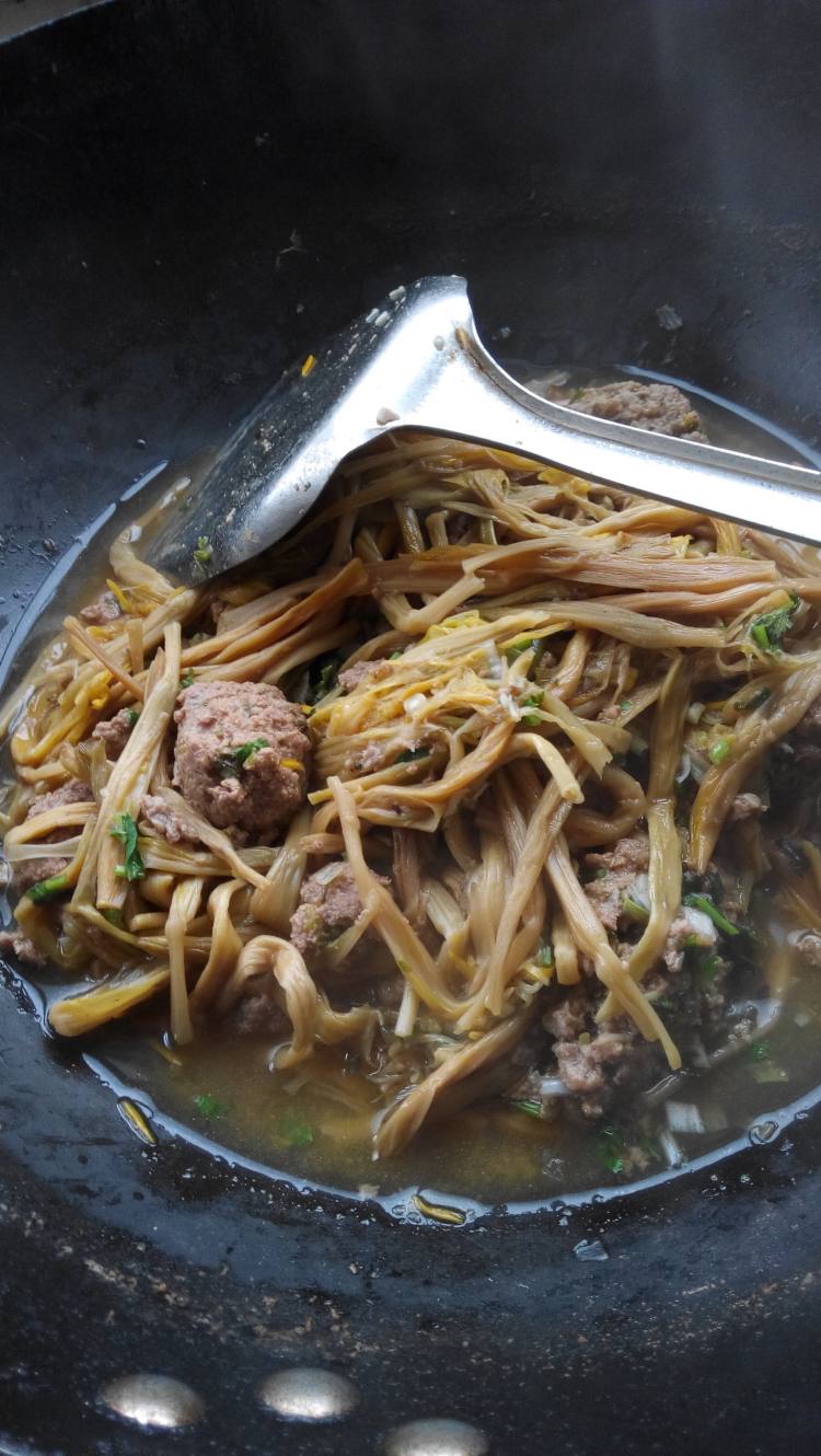 牛肉丸子炖黄花菜步骤4