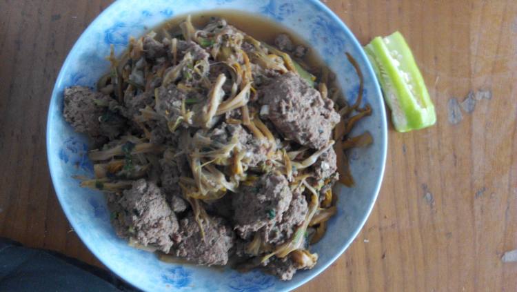 牛肉丸子炖黄花菜步骤5
