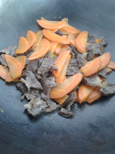 红萝卜炒牛肉步骤6
