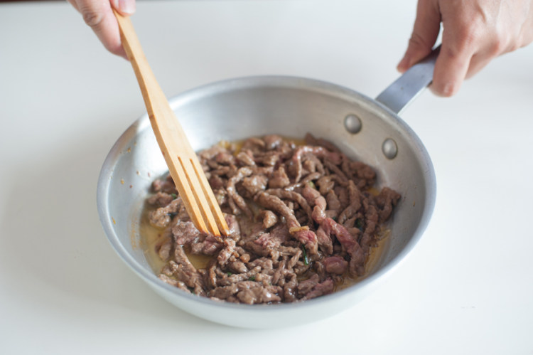 胡萝卜炒牛肉丝步骤3