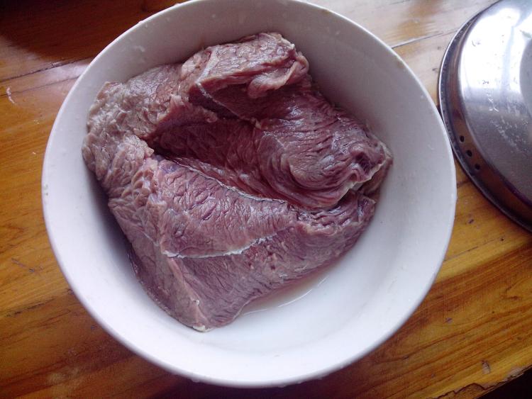 土豆煲牛肉步骤1