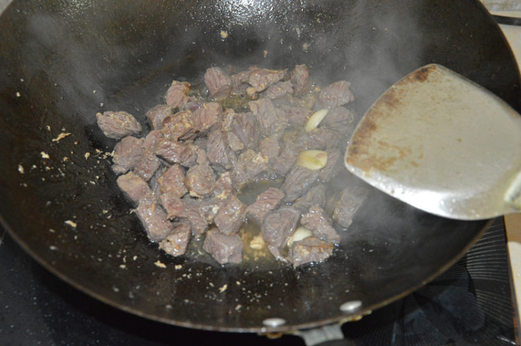杏鲍菇牛肉丁步骤3