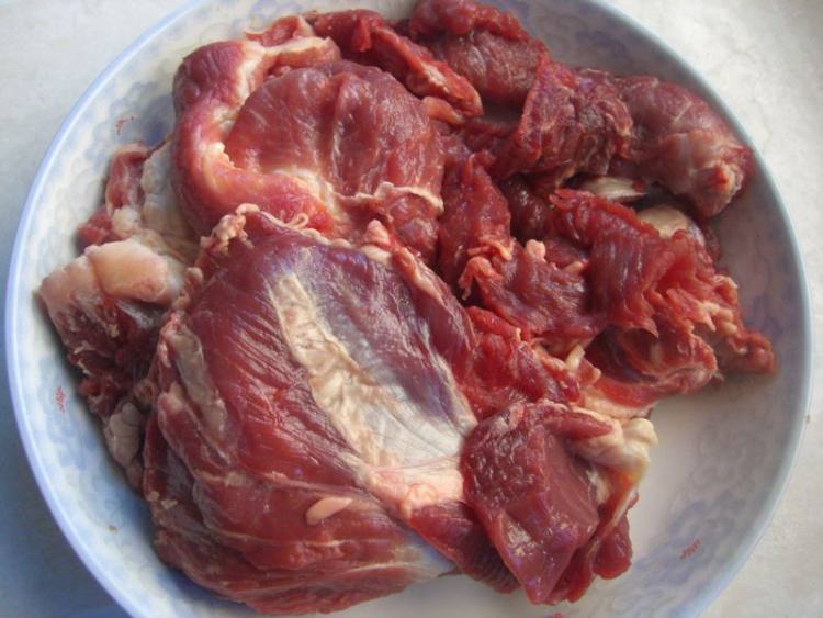 玉米莲藕炖牛肉步骤1
